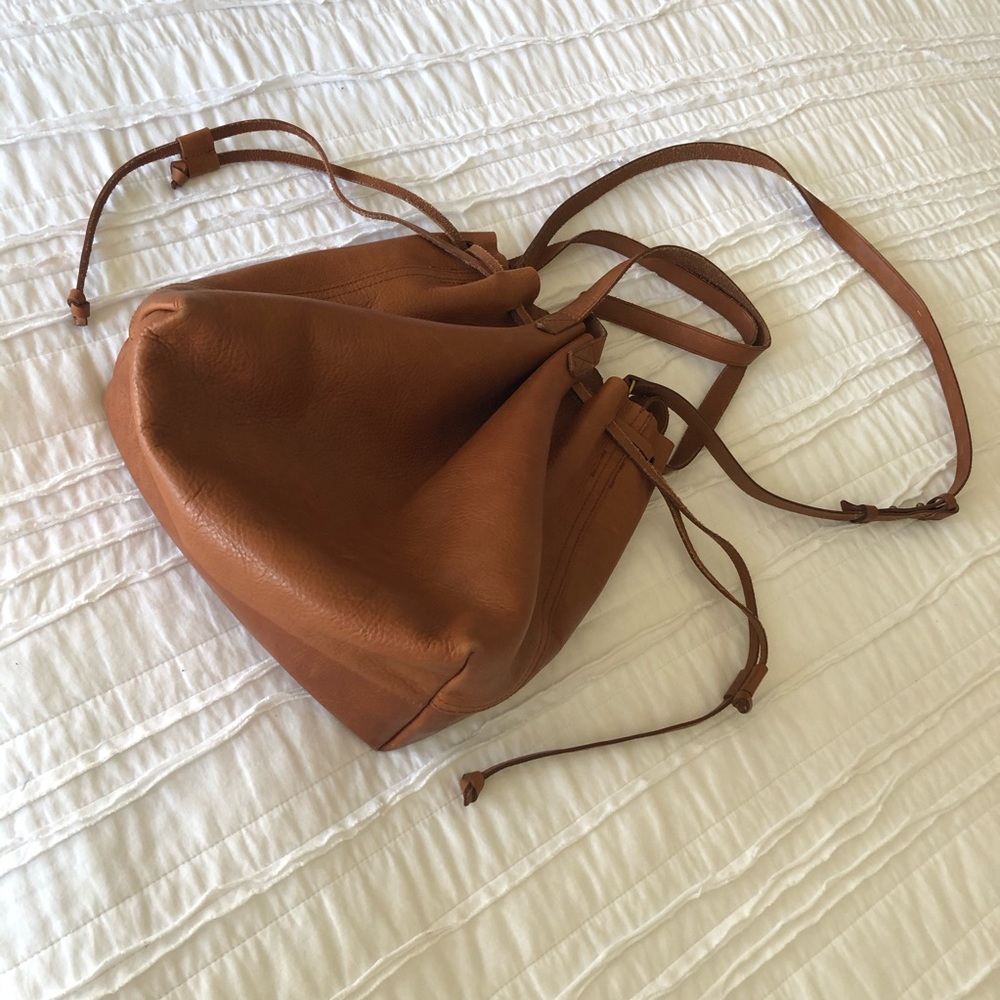 Madewell medium bucket bag. Color English Saddle